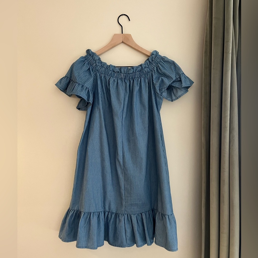 Cute off the shoulder dress Altar’d State size small
